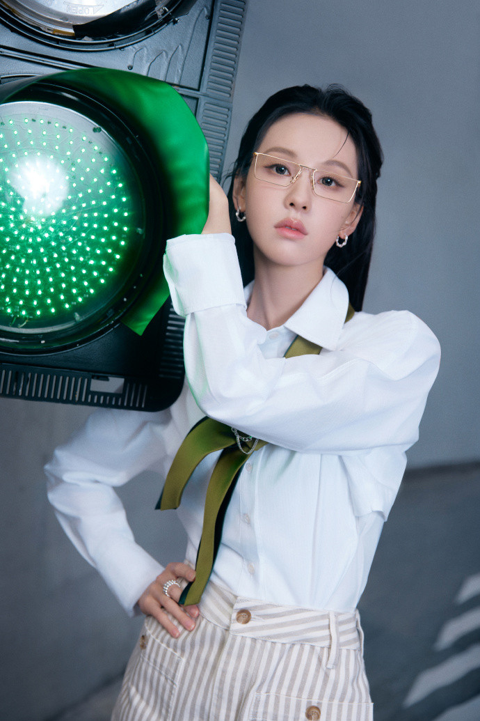 陈都灵今日活动造型出图，湿发眼镜。。完全是麻辣女教师来的，嘟嘟好强的老公感