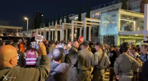 以色列爆发史上最大规模反战抗议今天，以色列迎来了迄今为止规模最为庞大的反战抗