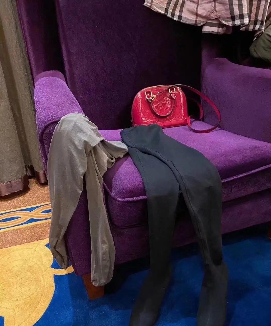 “她删了聊天记录，却忘了清空最近删除。”凌晨两点，小林在女友旧手机里滑到一张陌