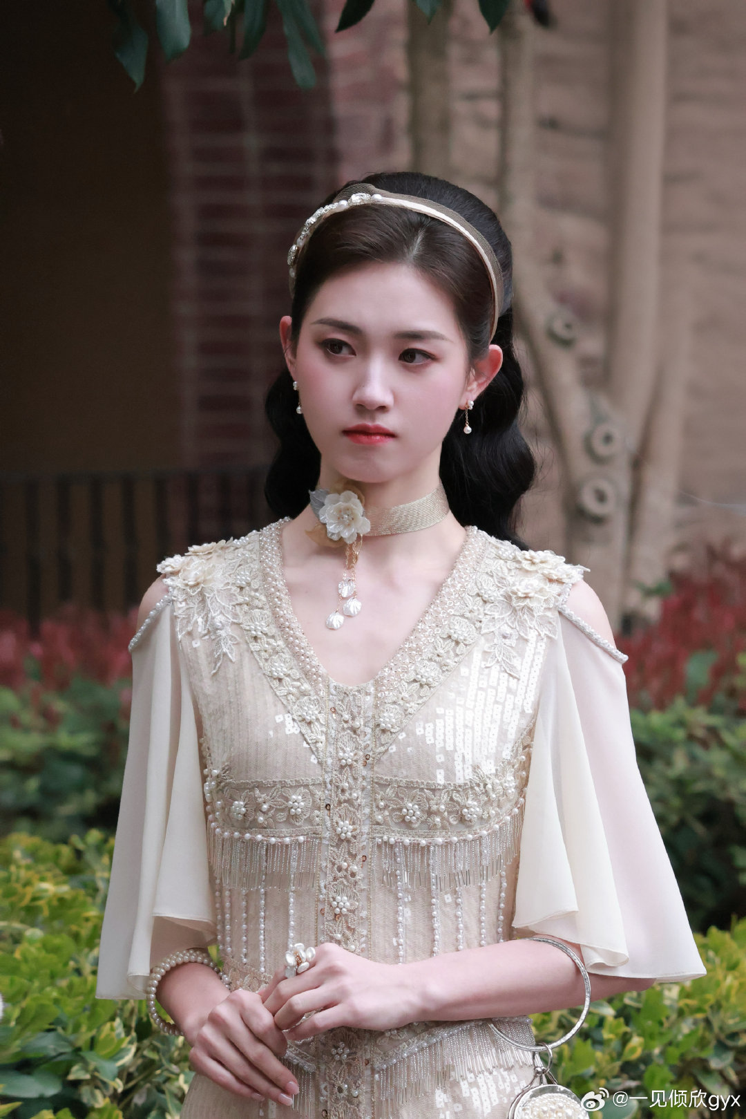 #郭宇欣#✨#郭宇欣陶紫宜##玉簟秋#米色刺绣礼服配珍珠发箍，浅蓝旗袍搭薄纱披肩，民国名媛的华贵与脆
