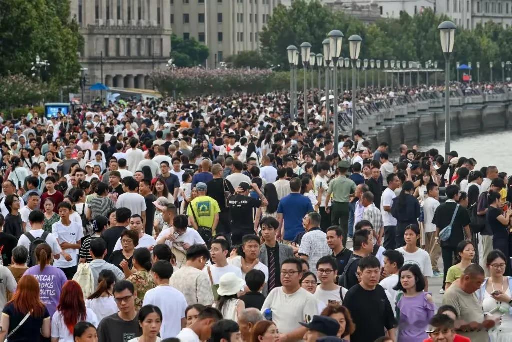 3. 上海国庆中秋假期各大景点客流高峰：2025年国庆、中秋假期叠加，上海成热门