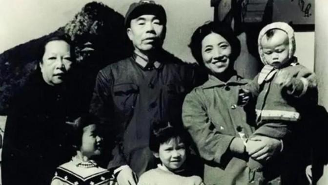 1951年4月，曾泽生率部从朝鲜撤回国，不久在北京受到了毛主席的召见。结果见完毛