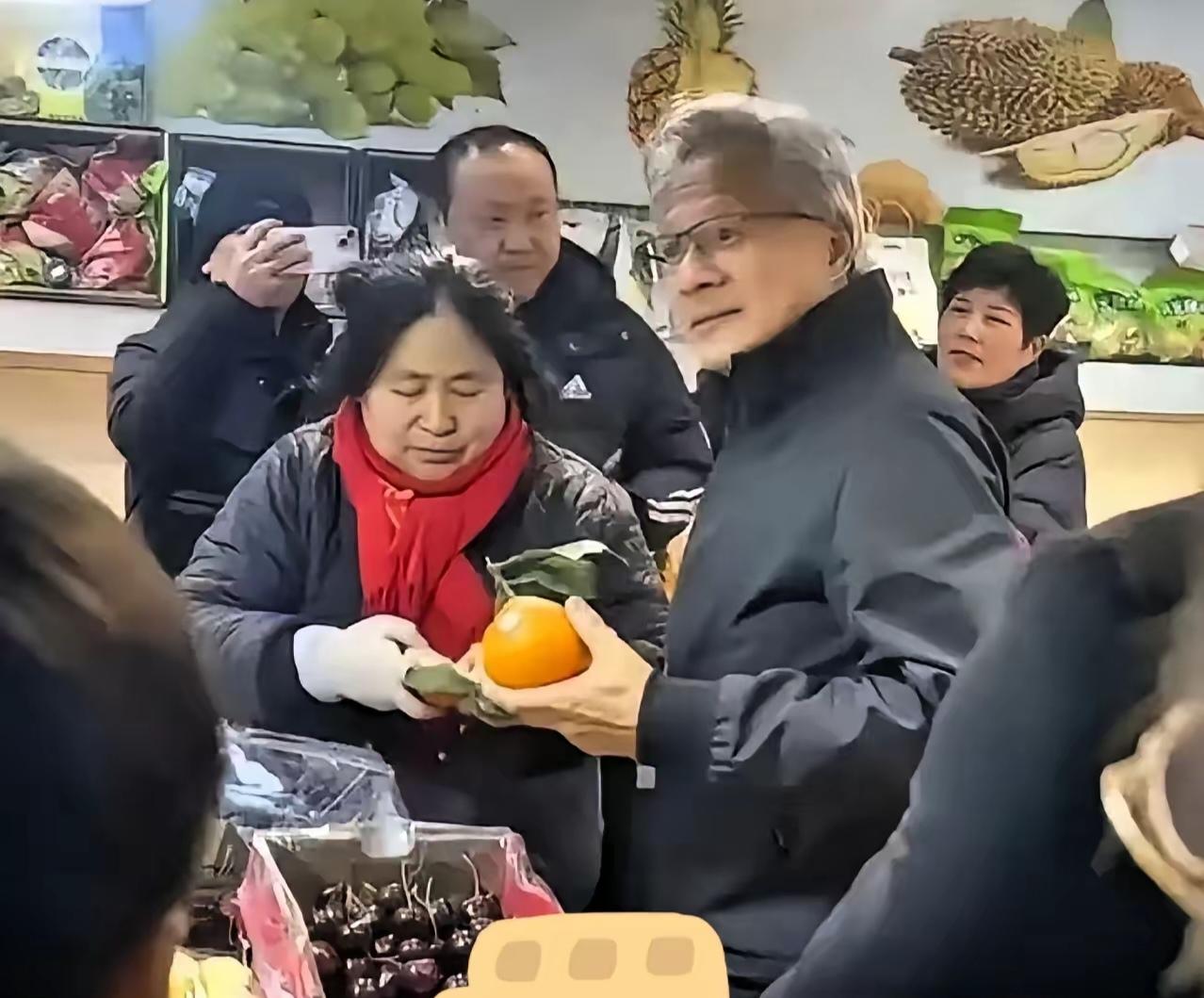 有眼不识泰山的小摊主错失大单。黄老板是大陆常客，今年1月24日在上海锦德菜市场欲