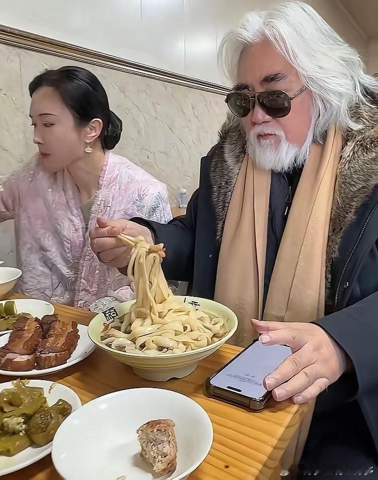 张继中夫妇现身西安小吃馆吃油泼面