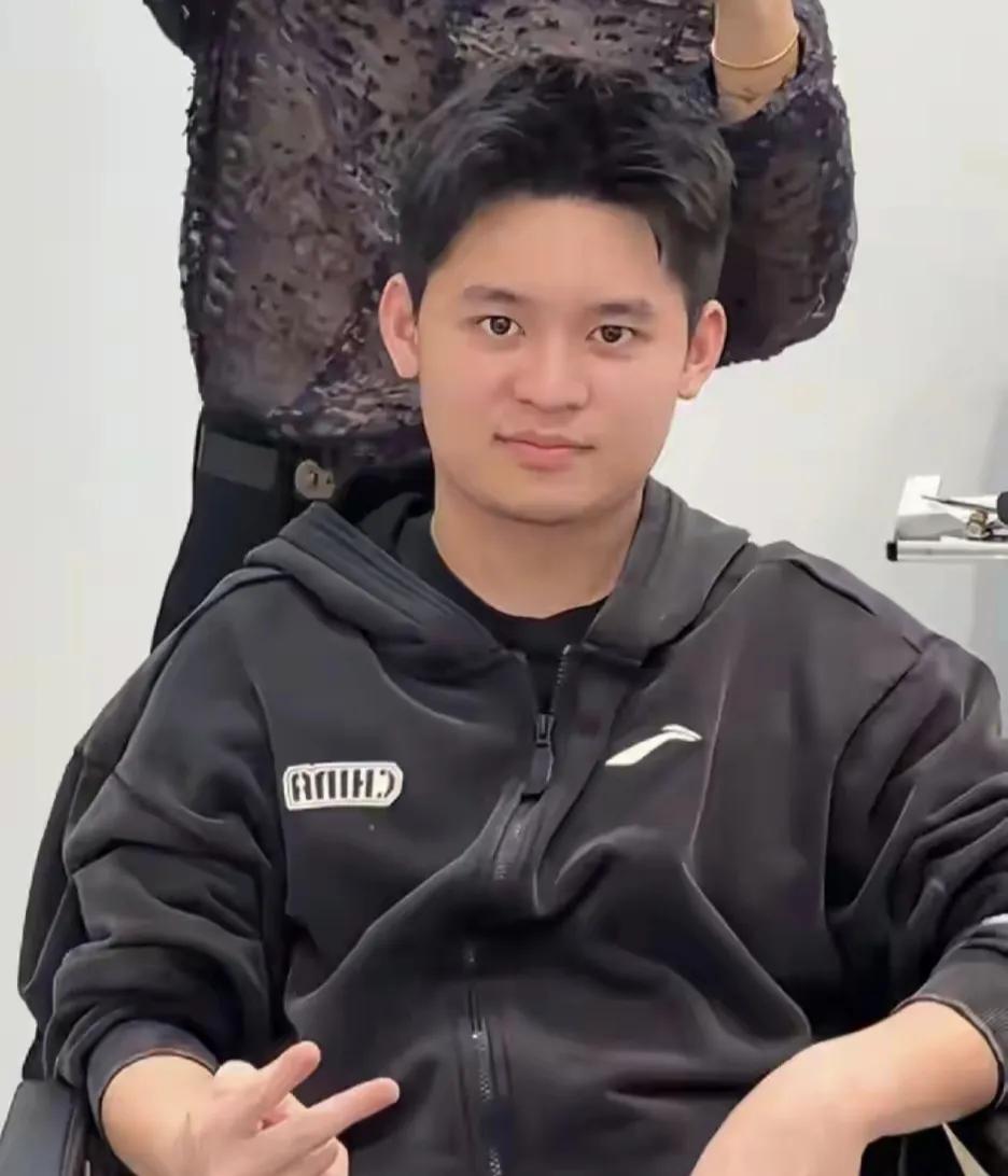 果然少年爱美，小石头林诗栋刚到家就去剪头发，一刻等不及太可爱林诗栋结束比赛刚