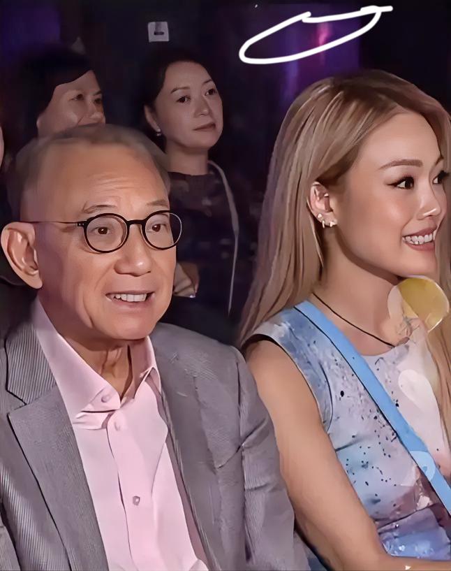 这下好了不仅是香港，全国人民都知道了！82岁的杨受成，45岁的容祖儿，两人