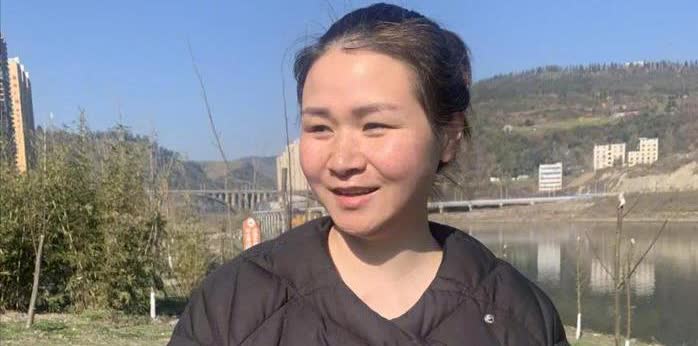 2021年，湖北一宝妈在河边带孩子玩耍时，突然将一岁多的孩子塞给了旁边的陌生男子