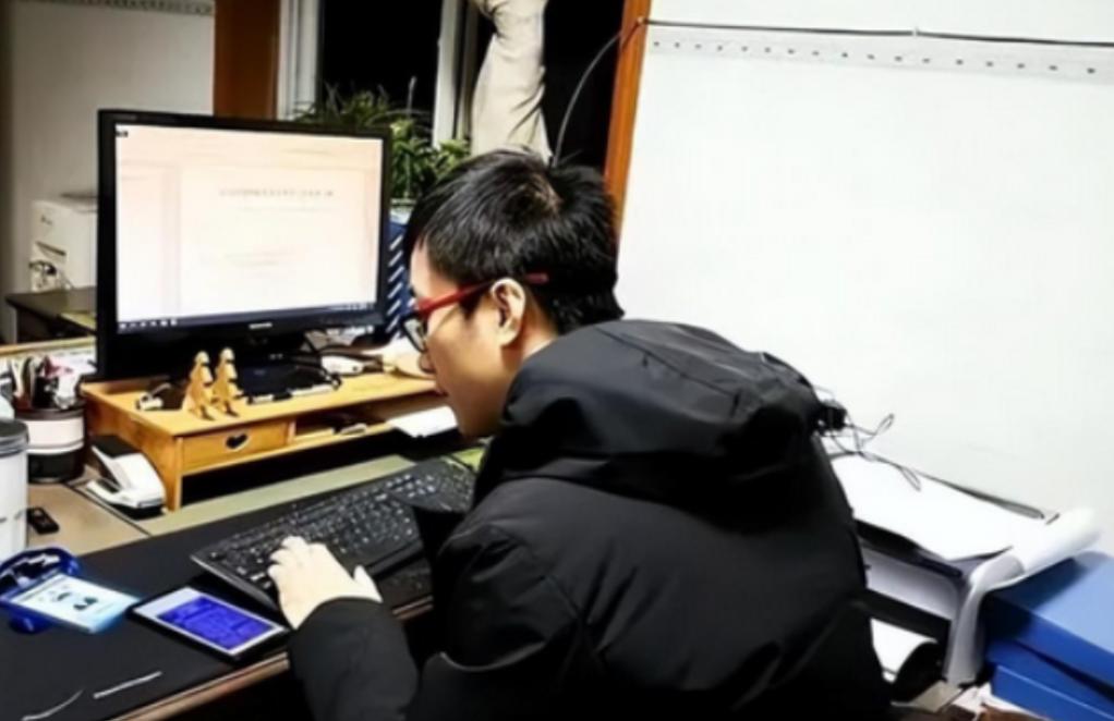 攒够100万就退休躺平！2022年，新疆30岁硕士小伙靠抠门攒下100万存款，随
