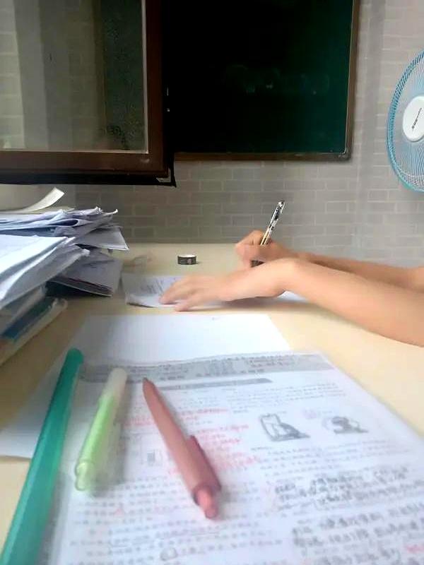志愿还没填，人在网上报了毛坦厂复读。纠结两天，早上姑娘打来电话，决定再战一年。