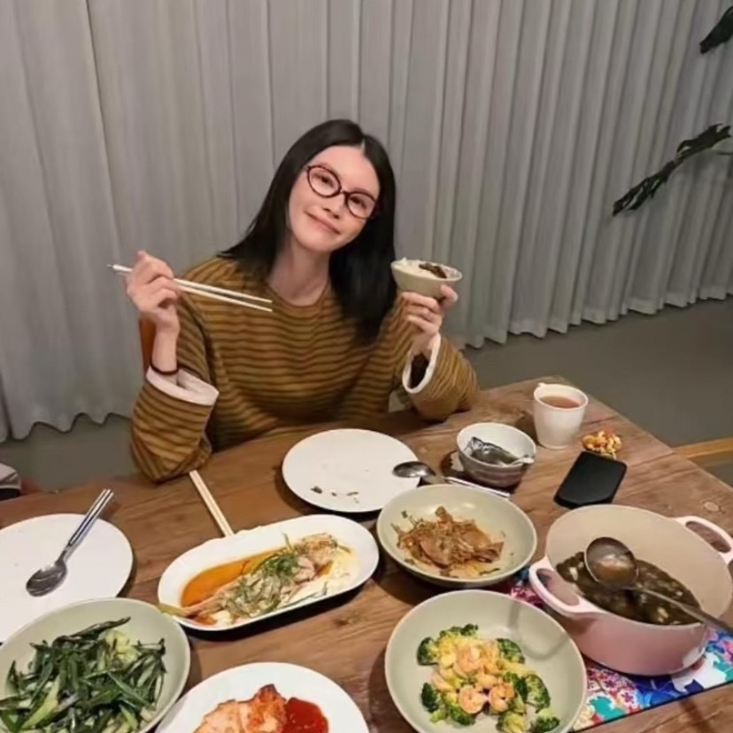 何穗晒出老公陈伟霆做的五菜一汤，甜蜜日常令人羡慕。