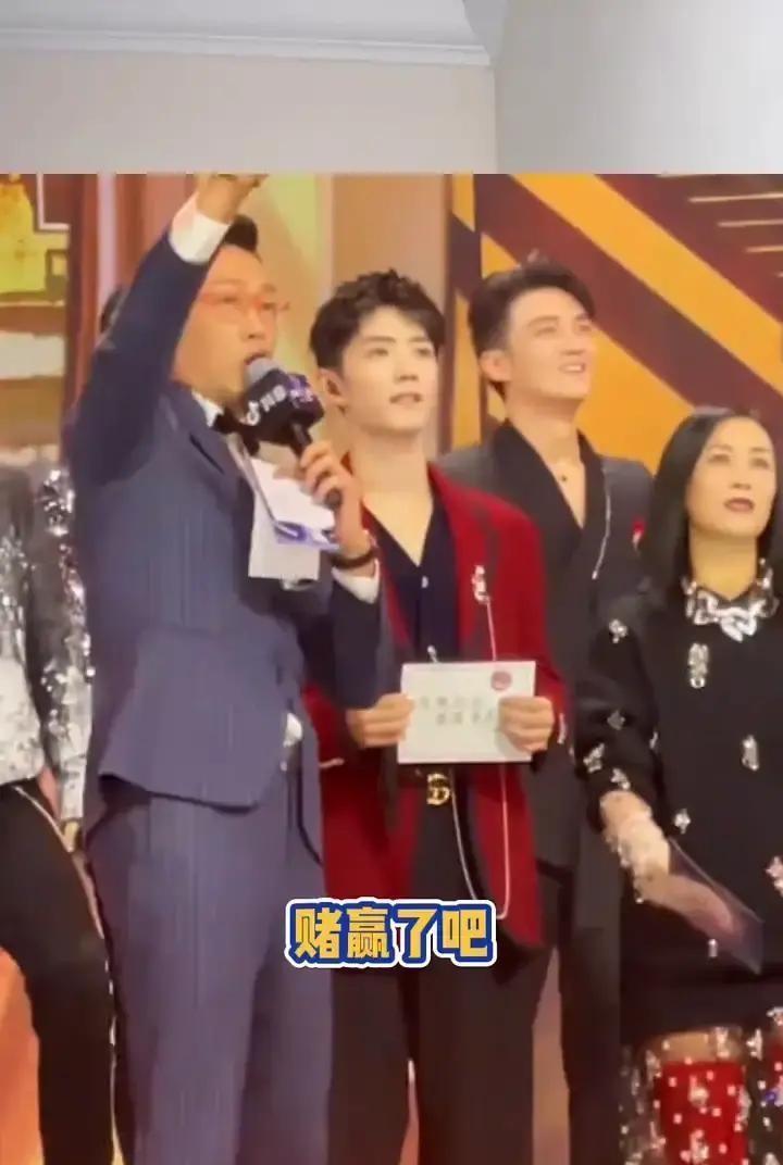 低谷时拉你一把，五年后他带来3.5亿收视狂潮。五年前肖战被全网黑，东方卫视在黄