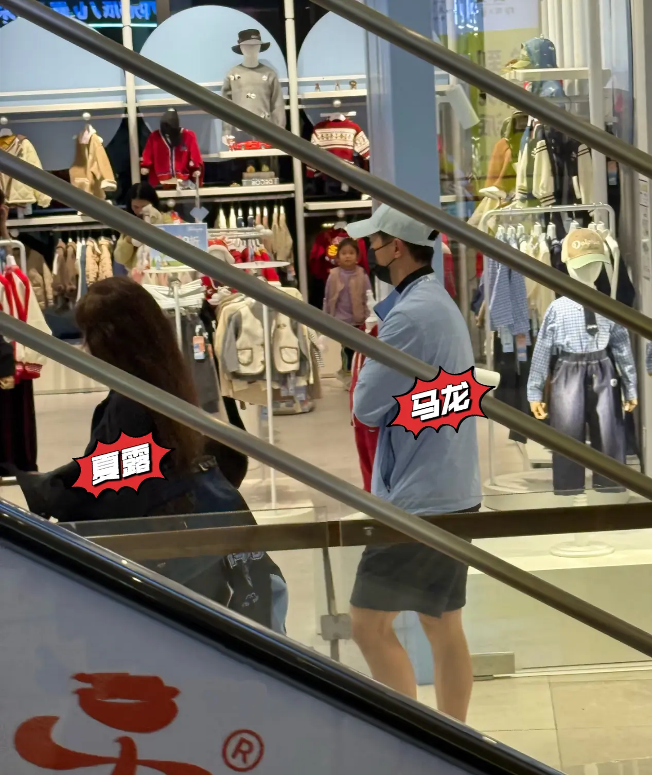 马龙夏露带娃逛街购物，儿子很活泼。网友在广州偶遇马龙一家，夫妻俩除了带...