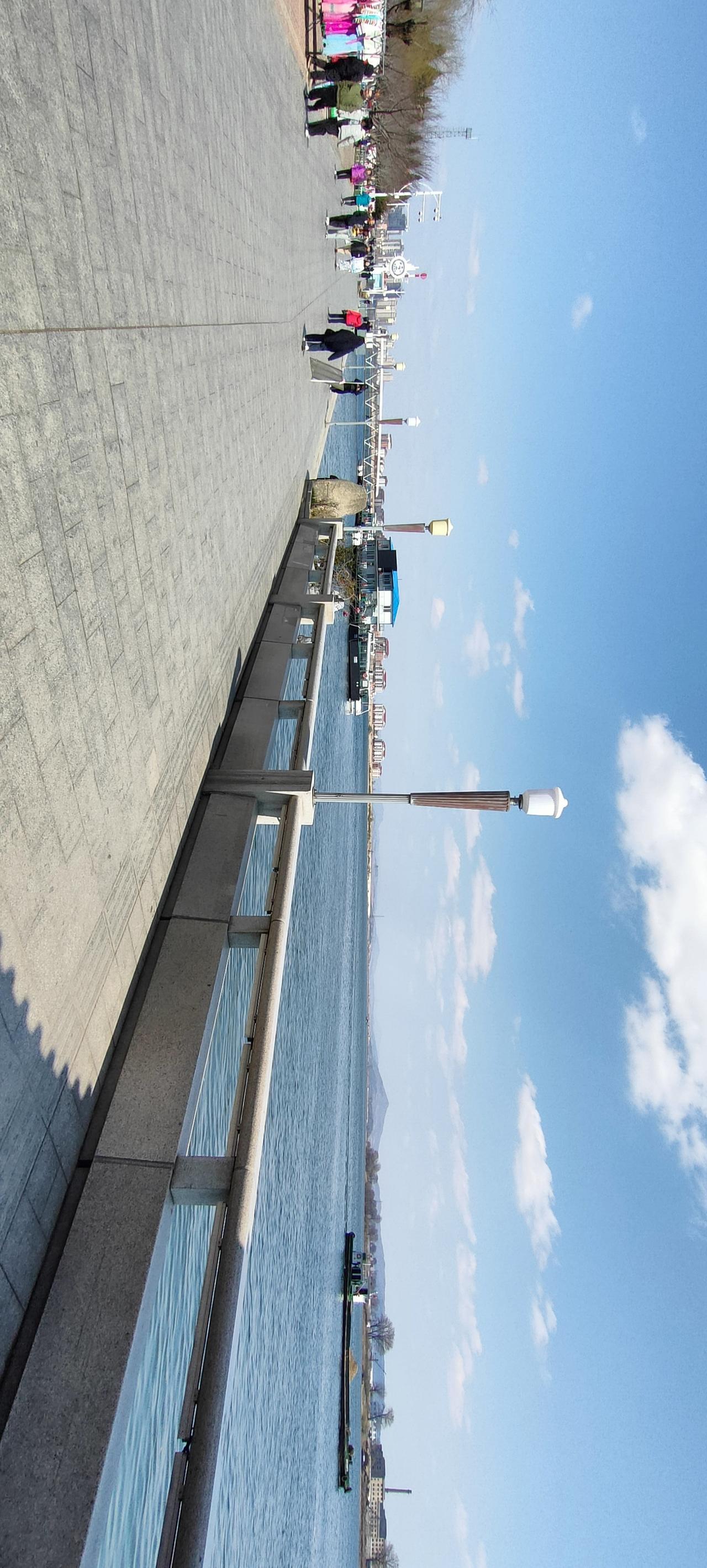 阳光洒满海滨长廊，漫步在碧海蓝天间，感受生活的美好与宁静。🌊🏖️🌞