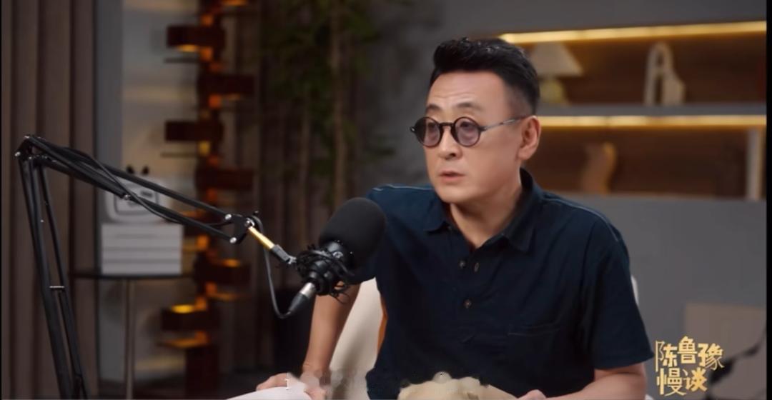 窦文涛对鲁豫坦言，他最讨厌的人是自己，讨厌自己自私，讨厌自己是个小人。我觉得他的
