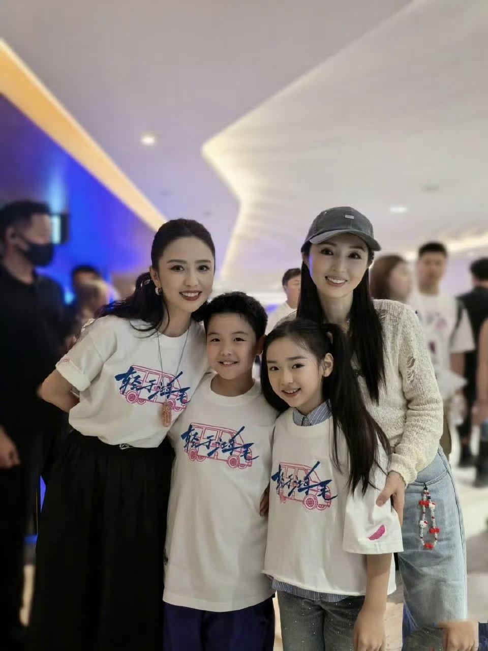 炸！央视晚会藏王炸！太令人羡慕了！董璇女儿小酒窝、佟丽娅儿子朵朵这对“青梅