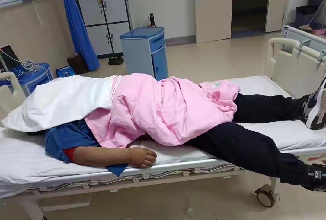 太吓人了！陕西榆林，41岁男子感冒，有些咳嗽，想着去住院，很快病就能好。入院检查