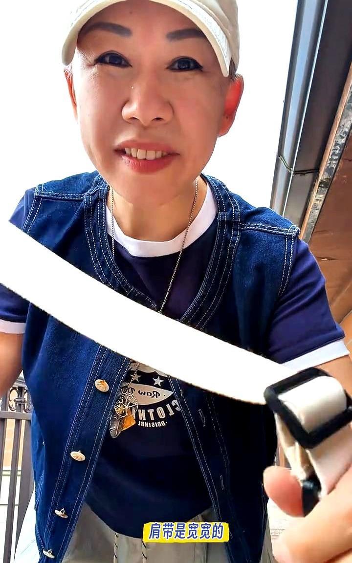 朋友们，我要出门了，这个包赶紧给大家介绍一下。我有两个颜色，到了夏天一直背的。