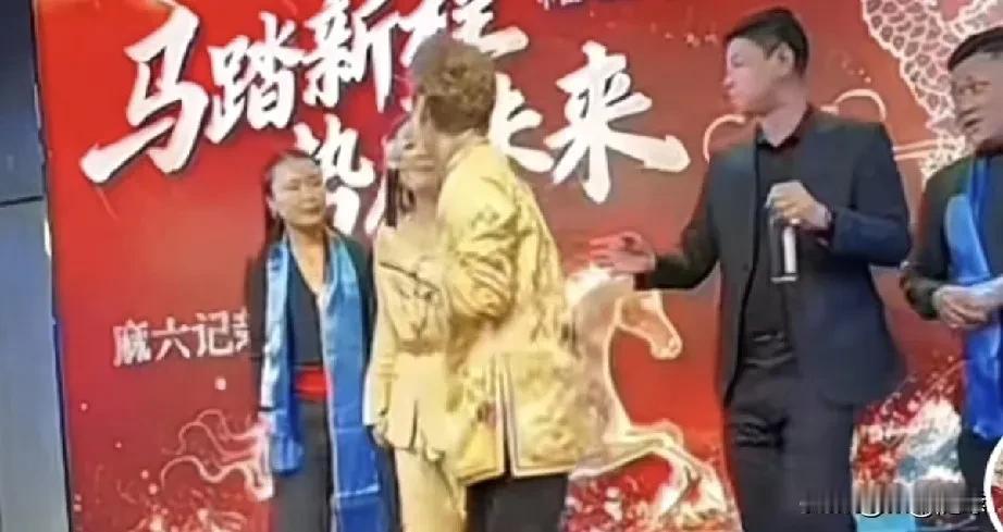 洋洋总在公司年会上想说出自己的心里话却被拦住了！洋洋说:小菲啊，你努力一点好