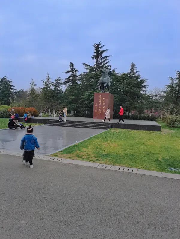 带娃去合肥长岗公园玩了一天，体验超棒！公园绿化很好，到处是郁郁葱葱的树木和五颜