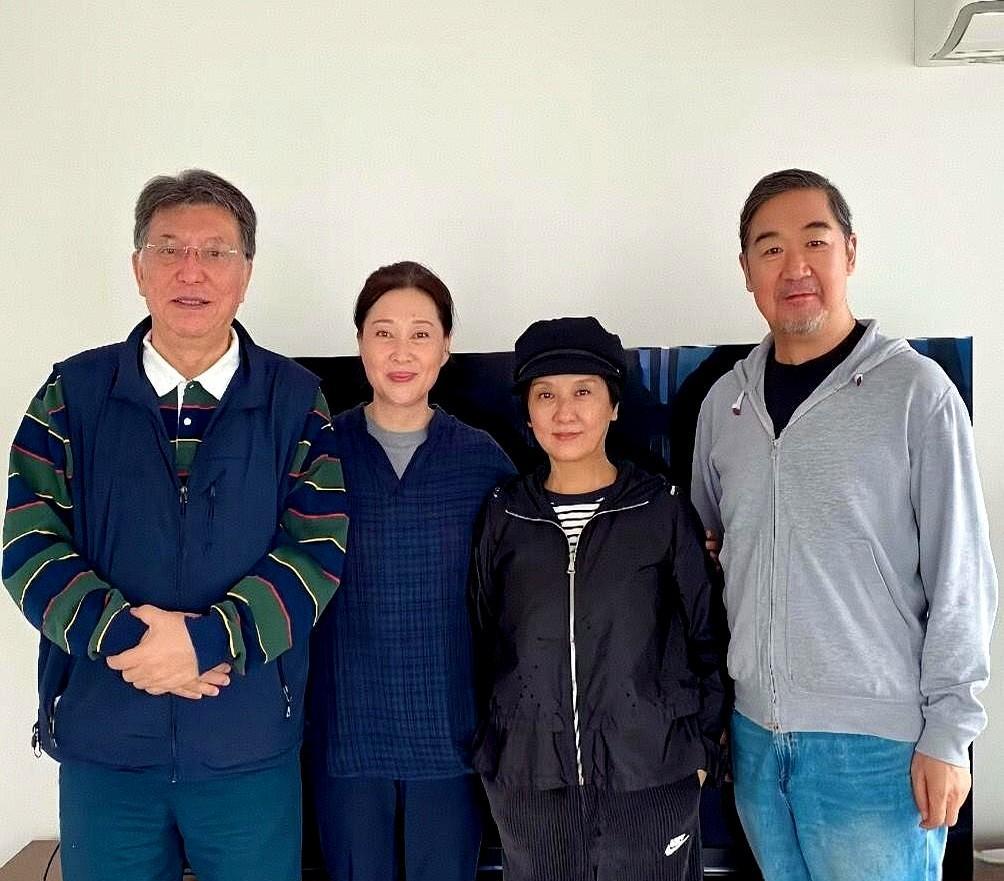 她矮着个子站在镜头前。却把王熙凤活得有人烟味。那一眨眼，谁都记住了。三个月