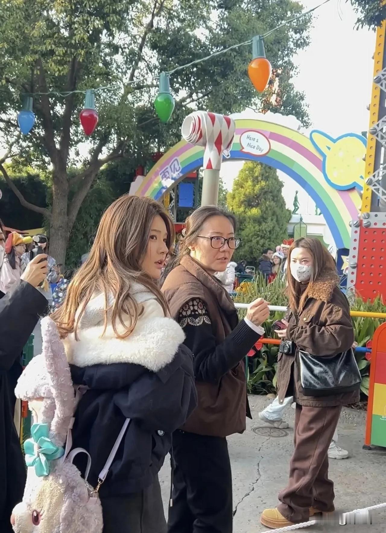 有网友近日在上海偶遇赵露思和曾黎，想不到这两位女明星，合作了几部剧关系变得这么好