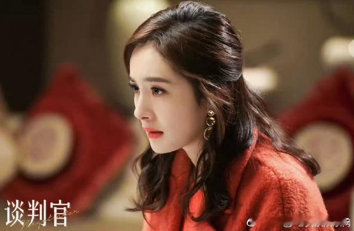 围绕杨幂黄子韬的合作经历，谈判官拿下收视年冠的成绩让人印象深刻，而促成合作的关键