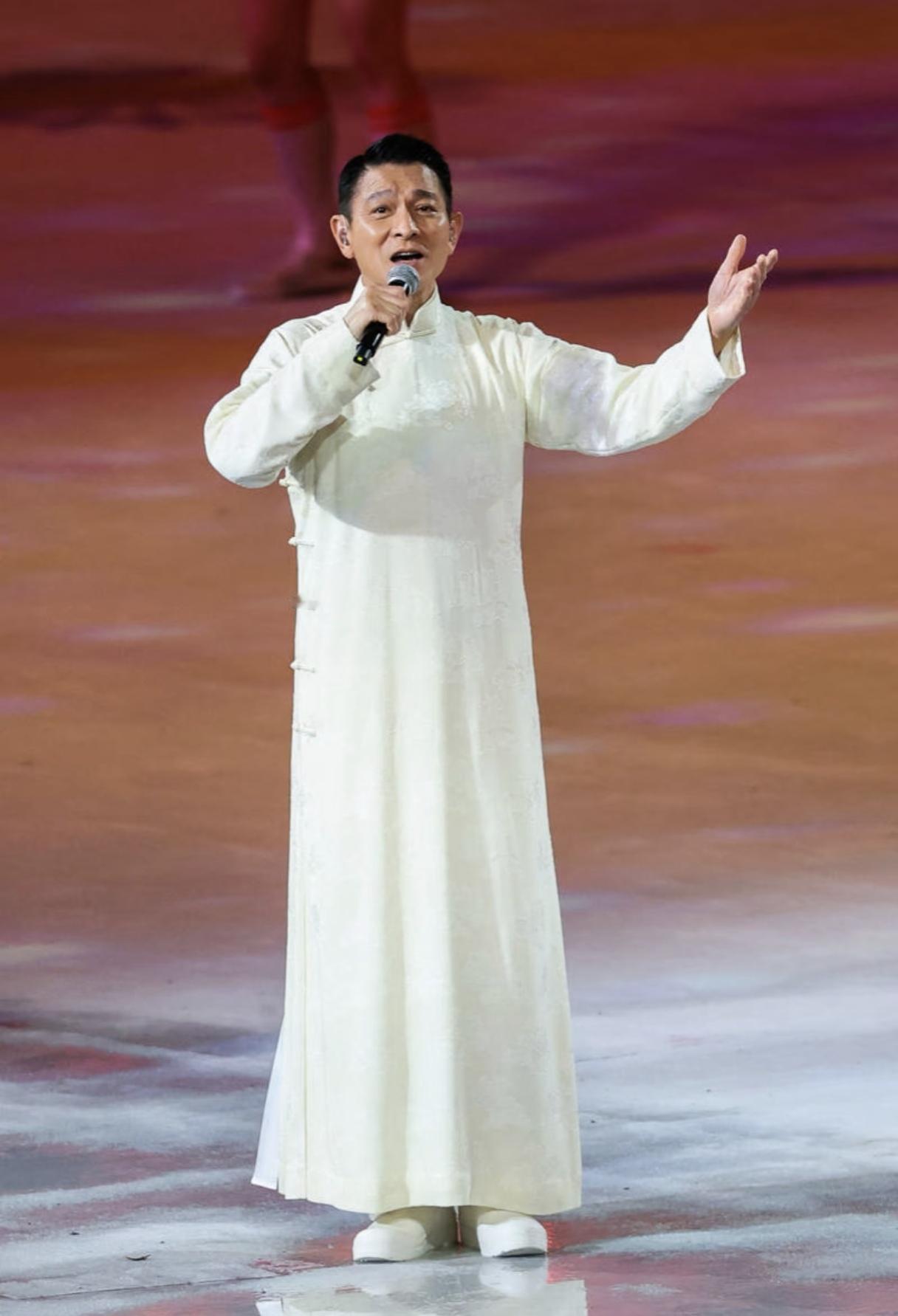 这回出名了，估计不仅全囯人民知道了，就连全世界都知道了刘德华都一把年纪了，为