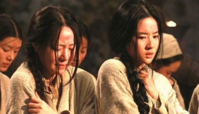 公元1129年，风韵依旧的韦太后被金军俘获并送至浣衣院，在众目之下，她被迫爬行，