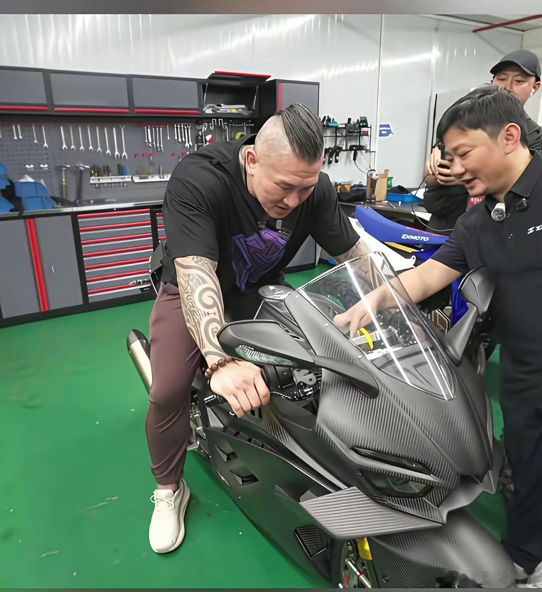张雪给馆长介绍摩托车，如果买这个版本的，已经没有可改的东西了，离合刹车用的最顶级