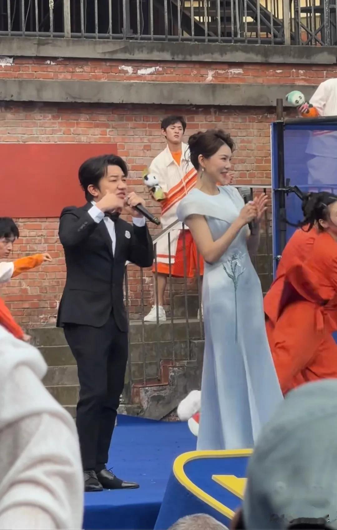 王祖蓝，真是个实在人啊！46岁的王祖蓝，现身成都商演。穿着一身西装革履，还打