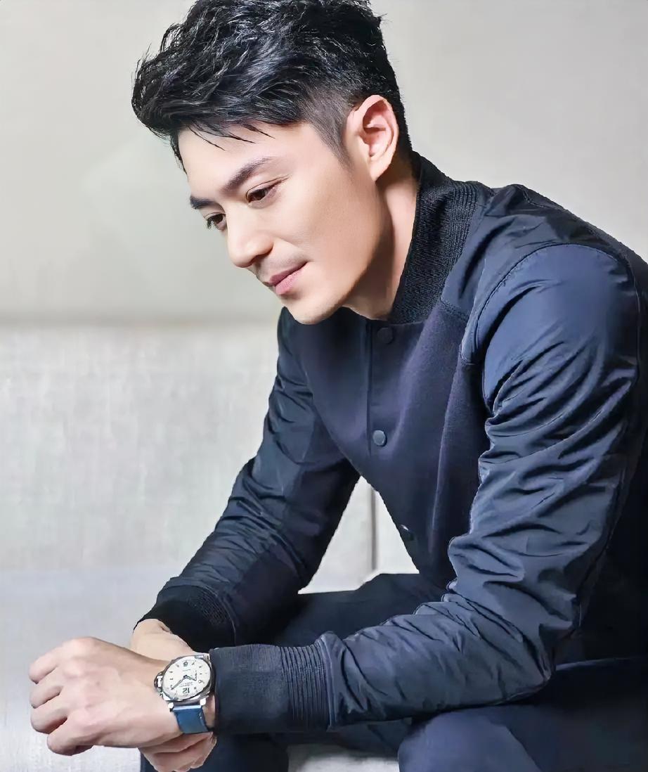 霍建华又用现金了。这次是在台北街头，给流浪动物救助站捐款。他拍戏时自费请全组