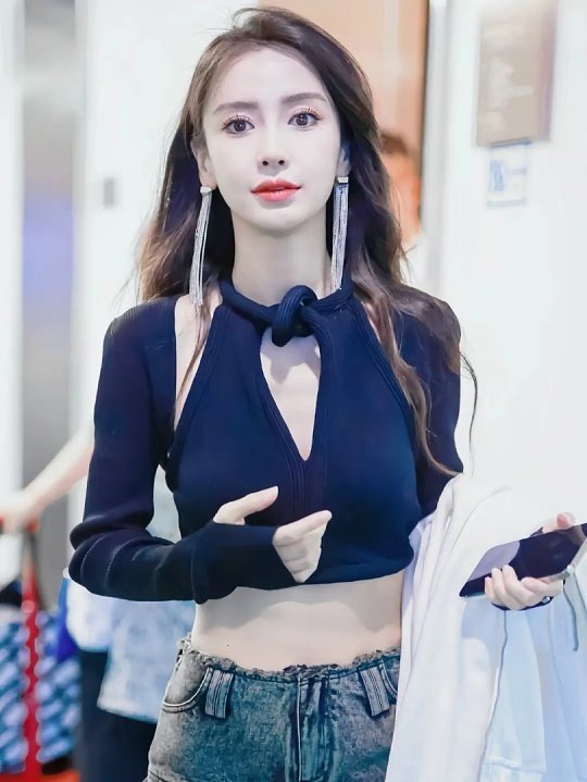 Angelababy出门三个手机起步原来明星和职场妈妈一模一样！三部手机分开工作