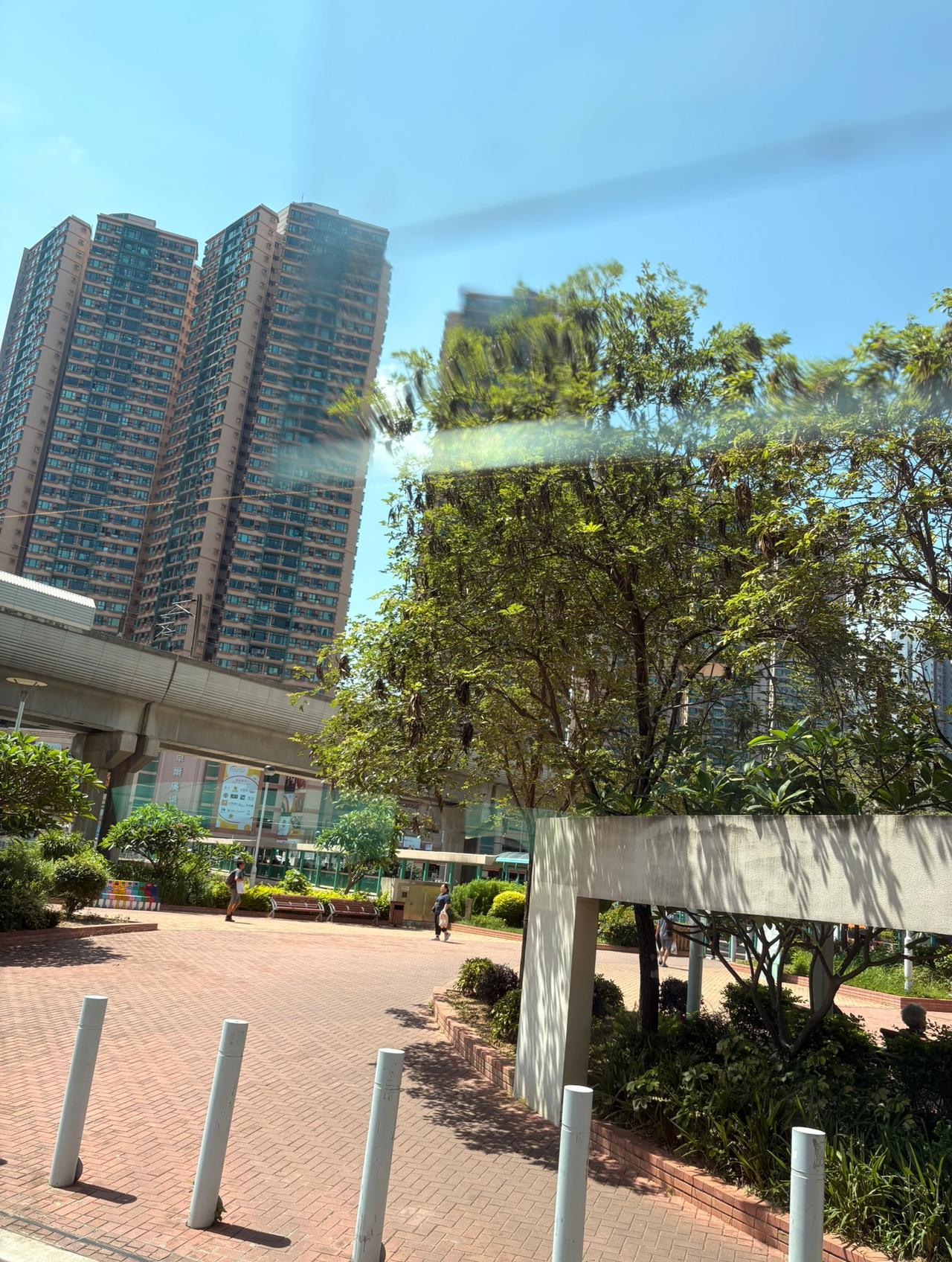 今天在香港和一个楼盘的中介聊天，才了解到香港买了房之后的一些费用。首先管理费