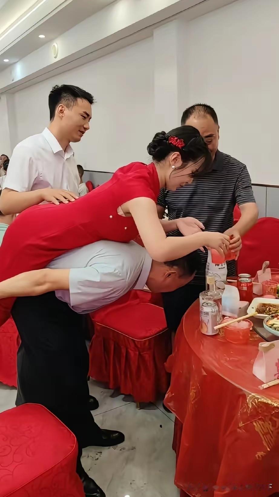 公公背着新娘敬酒，陋习，我们这就没有这样的。