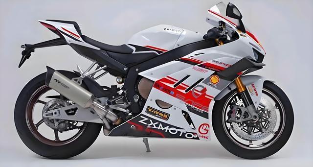 刚刷到张雪820RR在济南撞了的消息，图片里那车躺地上的样子，说实话我心里咯噔一