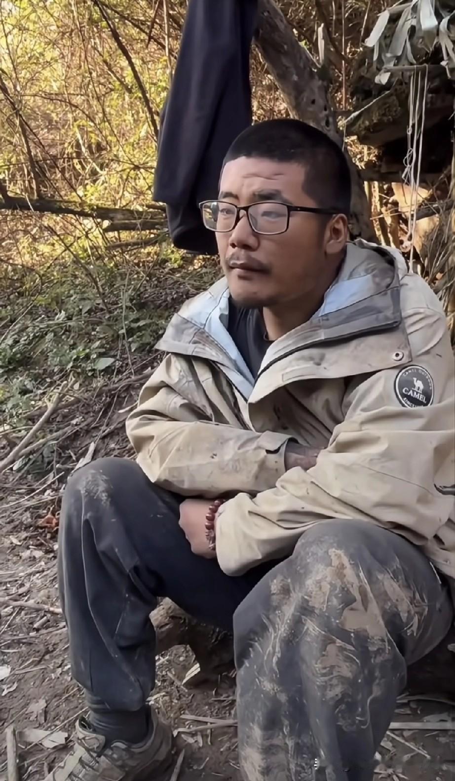 荒野求生把刀丢了直接崩溃!荒野求生局惊现名场面!这位大哥打野时把刀弄丢,当