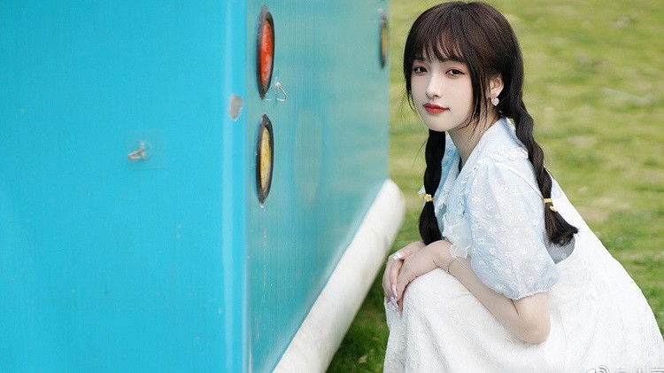 今天初八了，老公还在家里，不出去上班，别人初三初四就出去了，他一直拖着，说想多陪