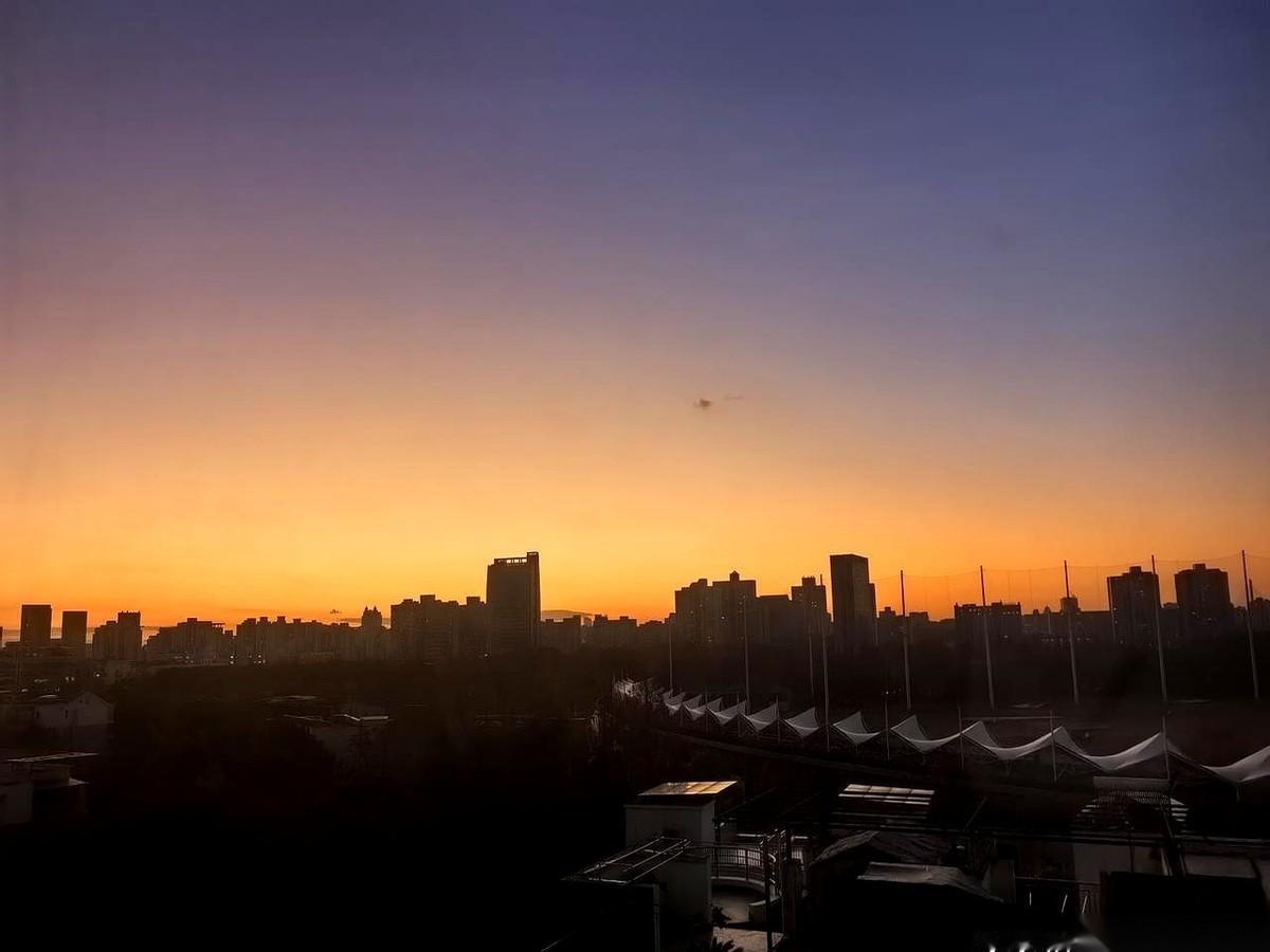 跨年近20万没了，真的是楼下邻居昨晚的事。早上一醒来，业主群就炸了。一楼的邻居发