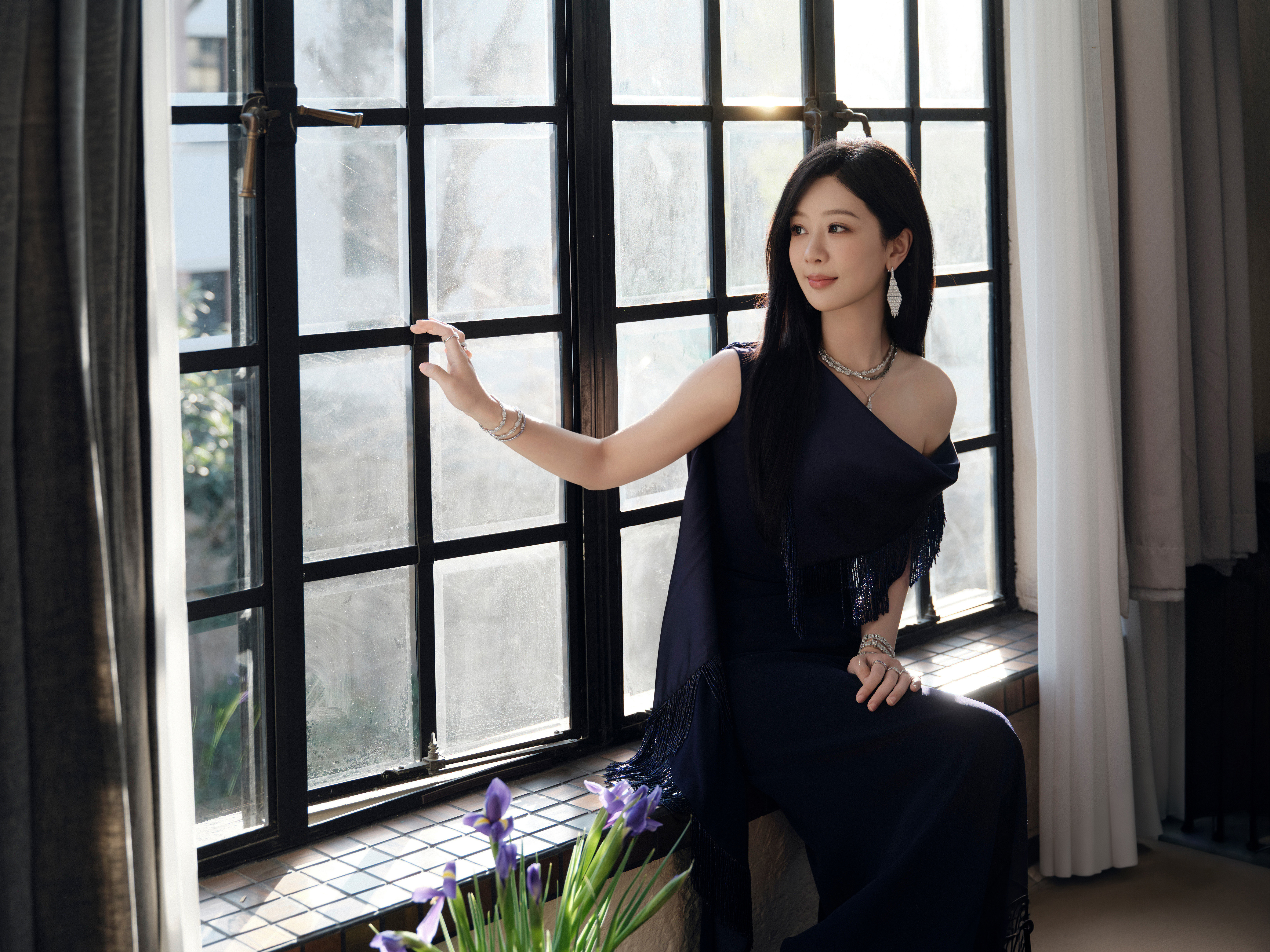 杨紫这一身藏青色露肩鱼尾裙，流苏与缎面碰撞出矜贵气场，衬得人温婉又大气，尽显