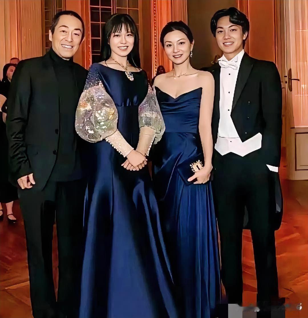 张艺谋和陈婷拍摄了一家四口的全家福，一双儿女都已长成大人，女儿的颜值更是赶超陈