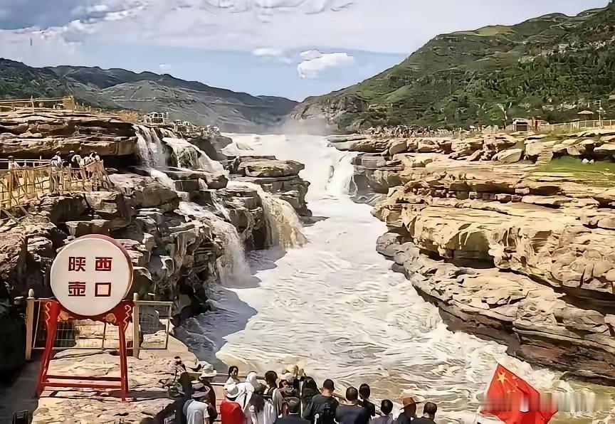壶口瀑布这事儿闹得越来越大了。有个自驾游大哥，拖家带口开几百公里就为看母亲河，到