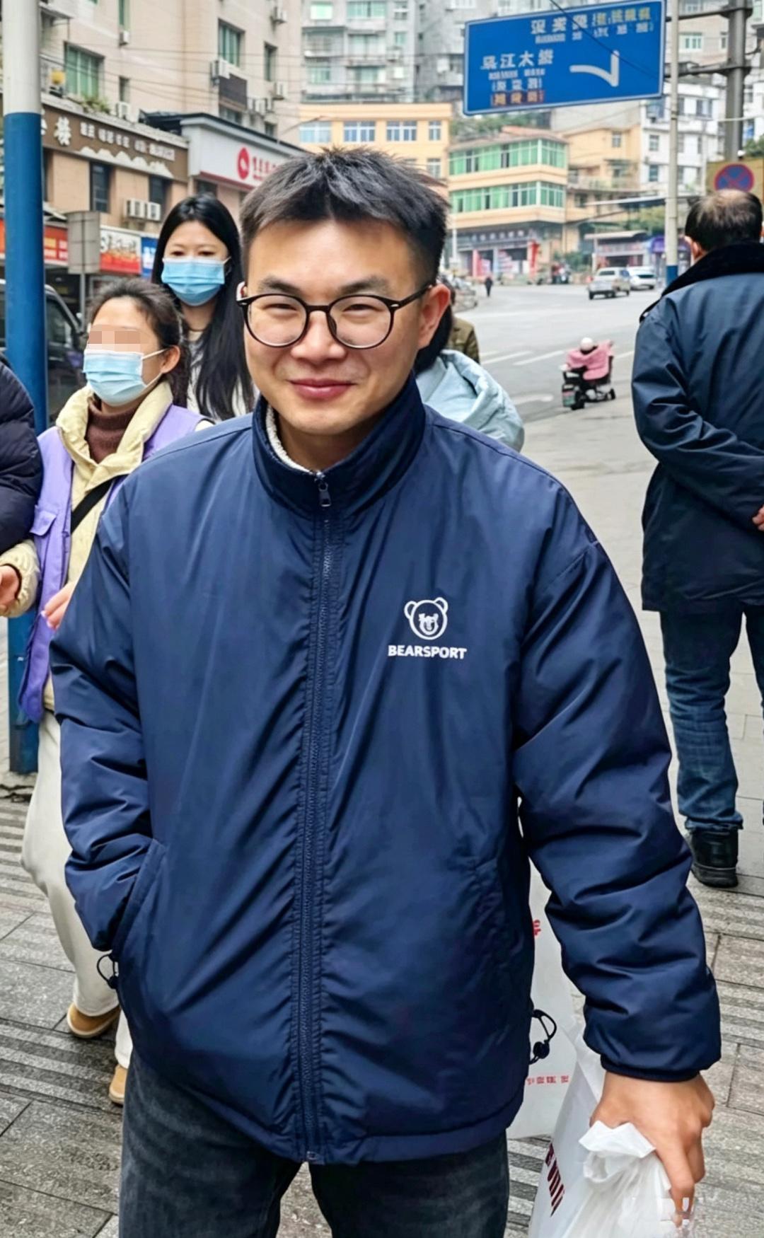 没想到彭水县00后网格员小龚竟是西南政法大学毕业的高材生，他本来可以在四川的一个