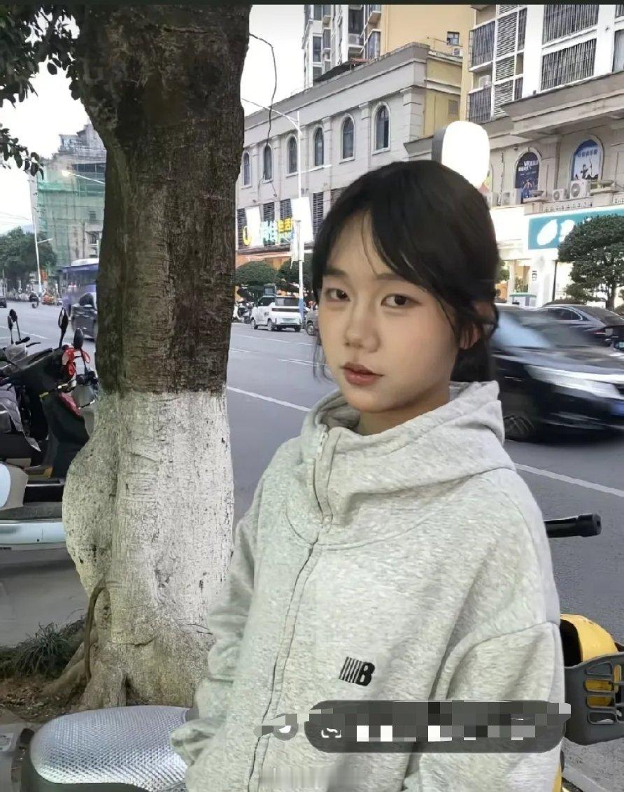 广西18岁女孩李思绮独自在河池生活，在当地一家零食连锁店上班，年仅18岁的女孩早