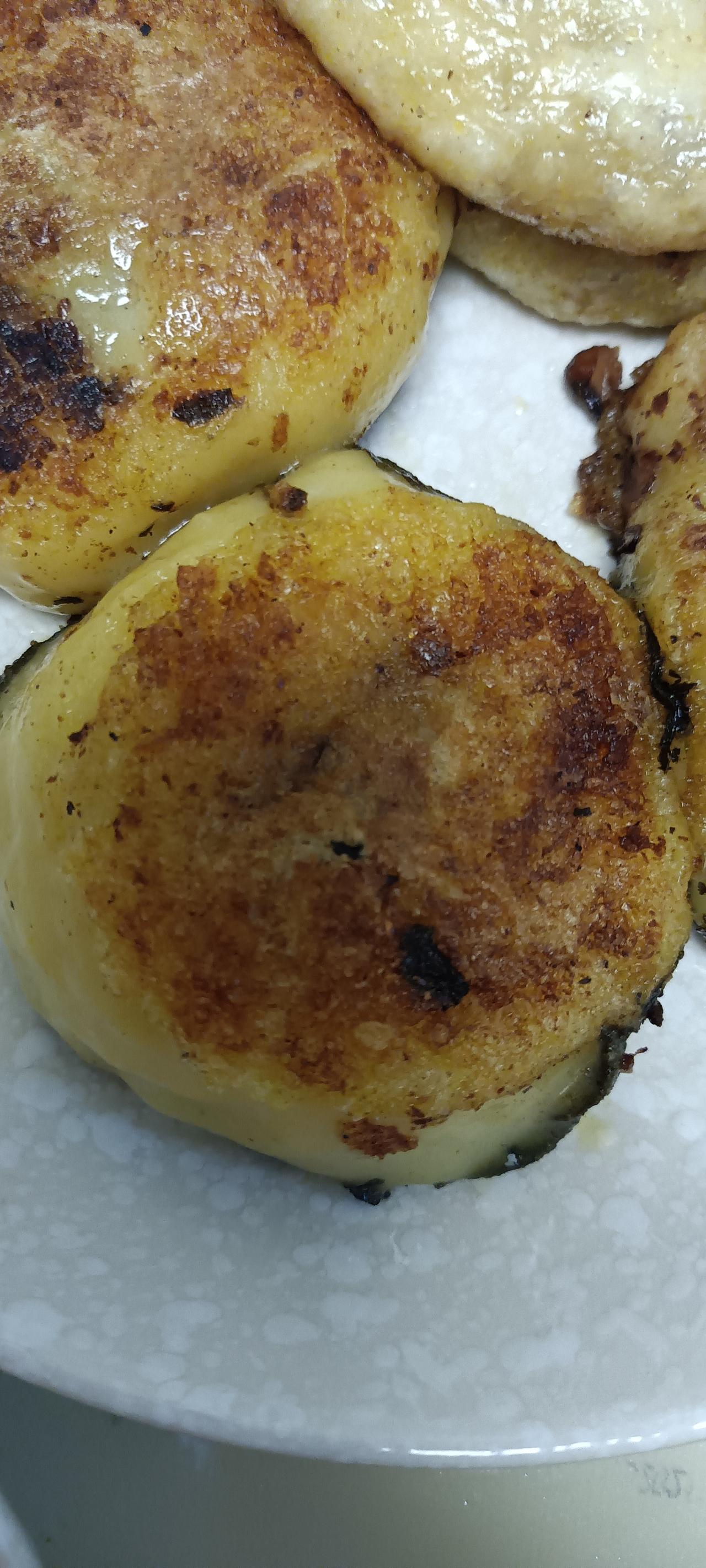 看看我家今天的早餐！昨天在二嫂家拿来了豆包，今早主食就是煎豆包！我老公也爱吃！