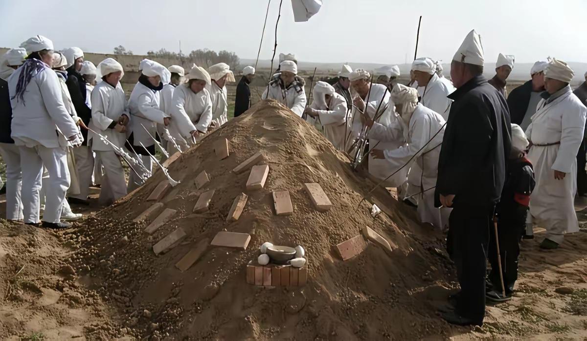 尸体在地下的疯狂派对：土葬的残酷真相让人脊背发凉！