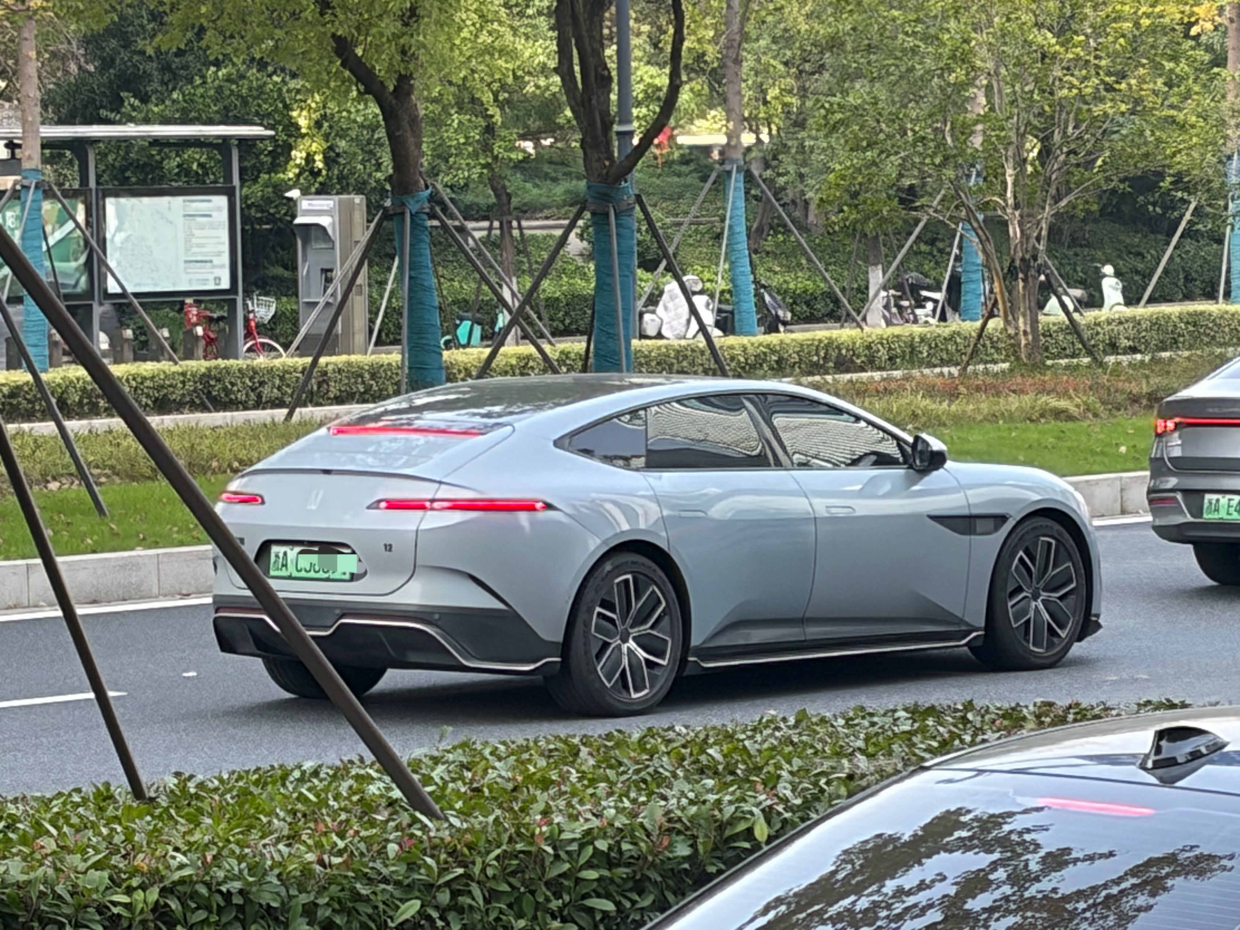 第二期嘉宾——阿维塔12超圆润的大溜背，就像是一台从科幻电影里走出来的车！随机帅