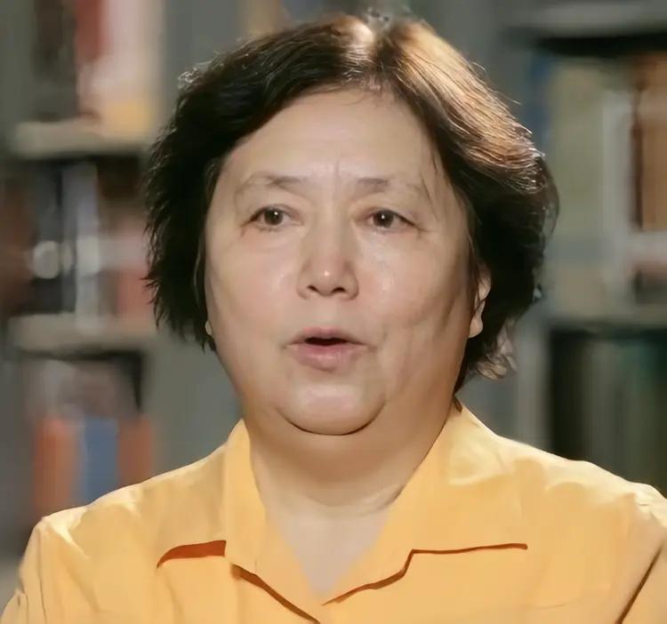 刘煜鸿是中国人民解放军的开国上将、中国人民空军的首任司令员刘亚楼的长女，在空军气