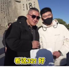 沈阳小伙送给台湾爱国网红“馆长”陈之汉一部华为手机，表达对他爱国行为的认可。深