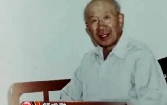 1971年，北京一妇人在家打扫卫生时，不小心碰掉一块墙皮，却惊讶地发现，里面竟然