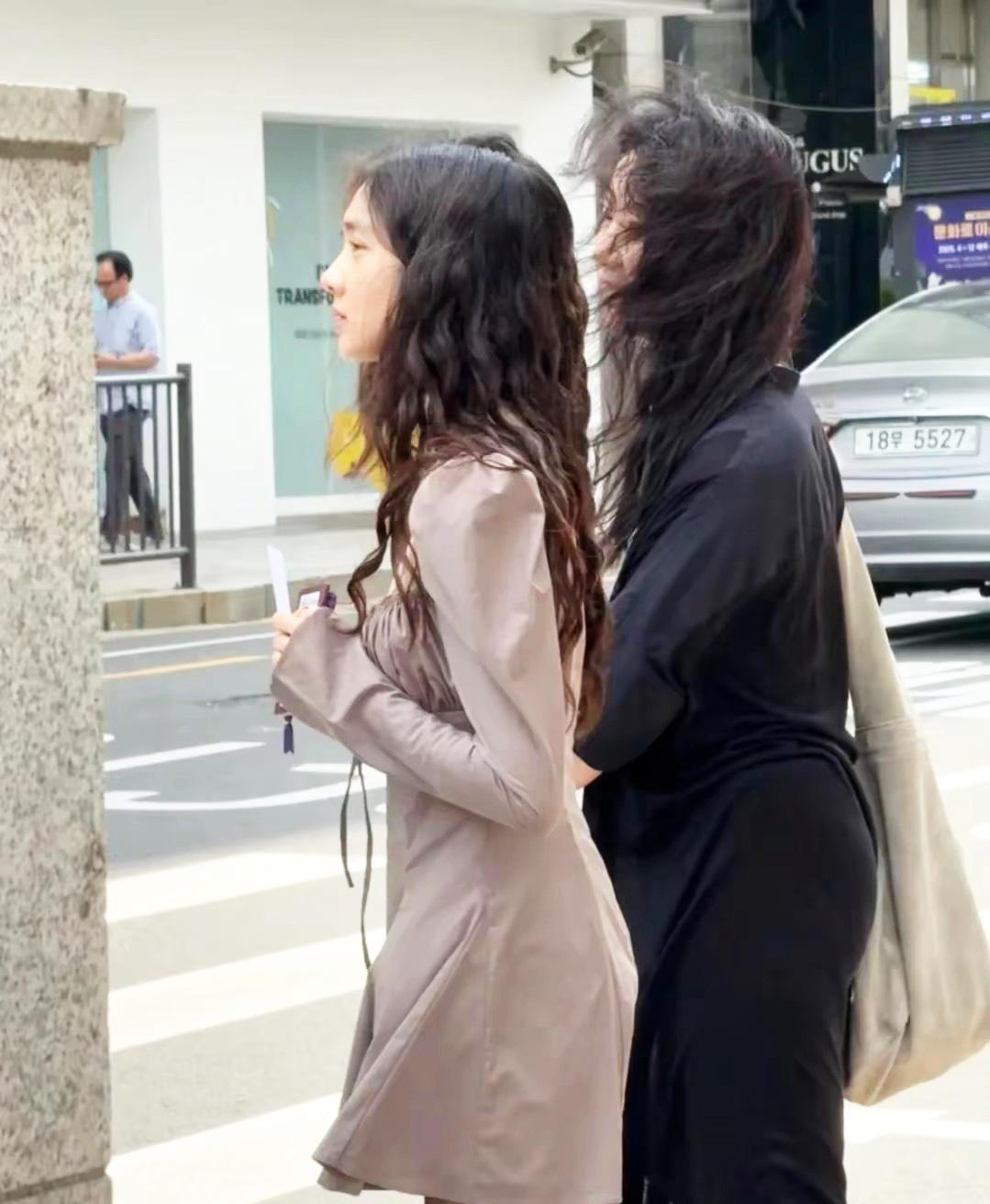 7月4日有网友在首尔汉南洞撞见黄磊妻子孙莉和19岁的女儿黄多多啦！母女俩都烫了同